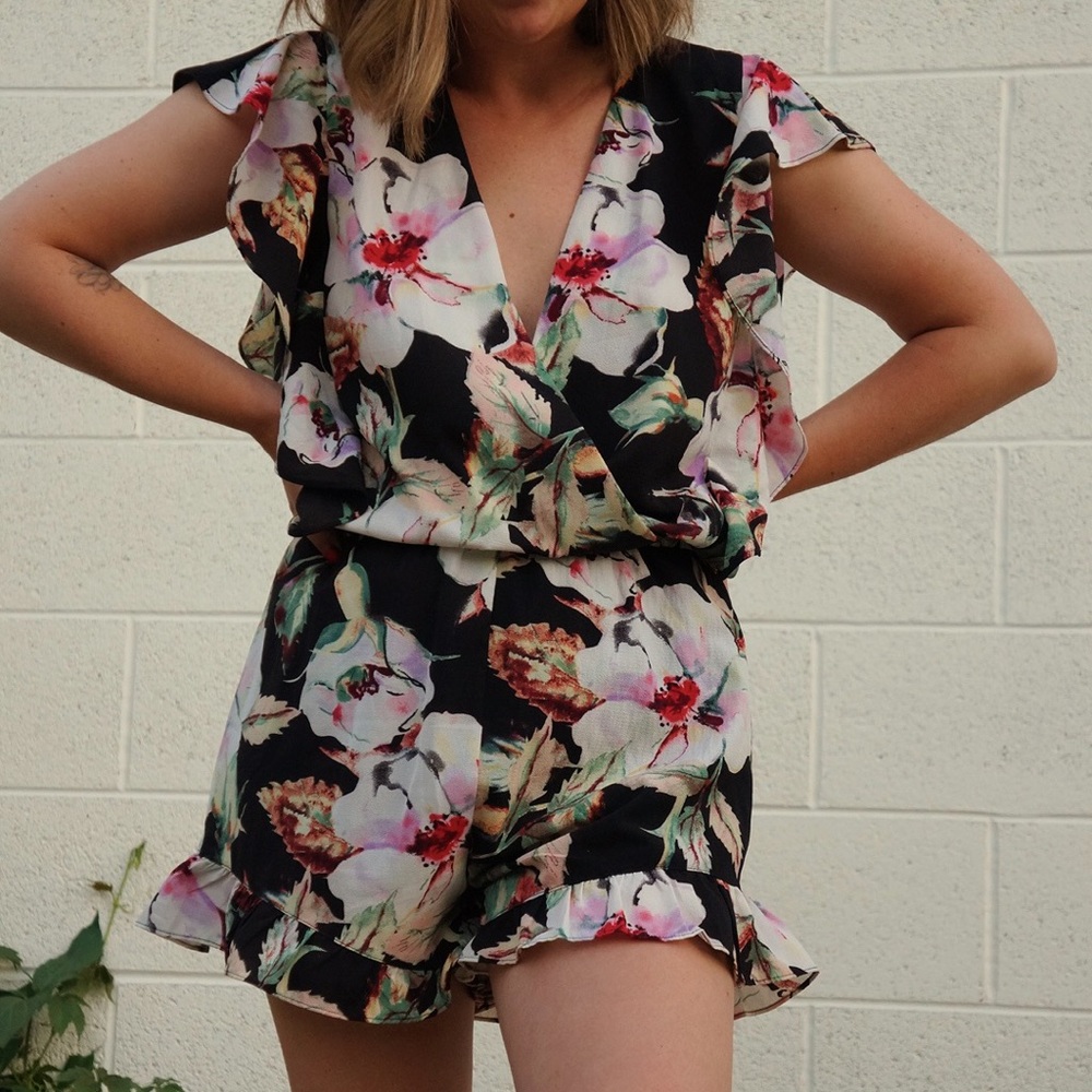 Umgee EUC Floral Ruffle-Hemmed Summer Romper Size Small